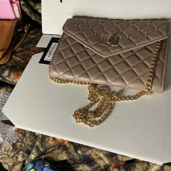 Badgley Mischka Quilted Taupe Crossbody Bag Gold Chain NWT Vegan Leather - Picture 5 of 12